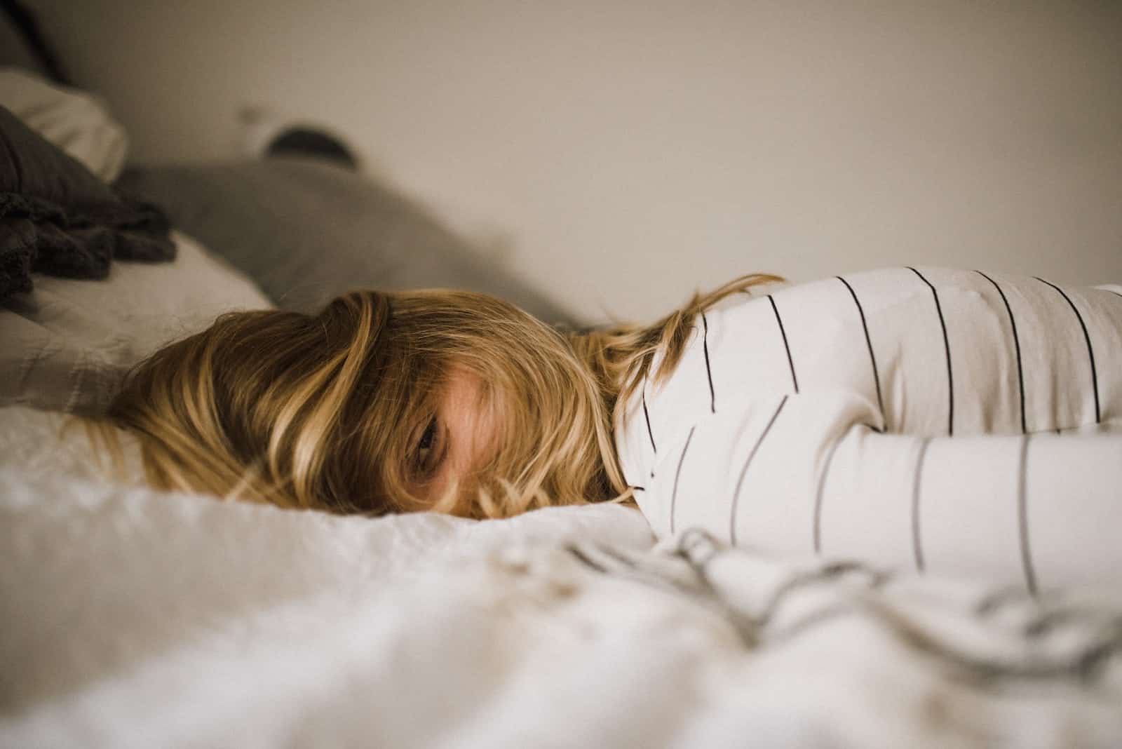 Femme couchée sur un lit